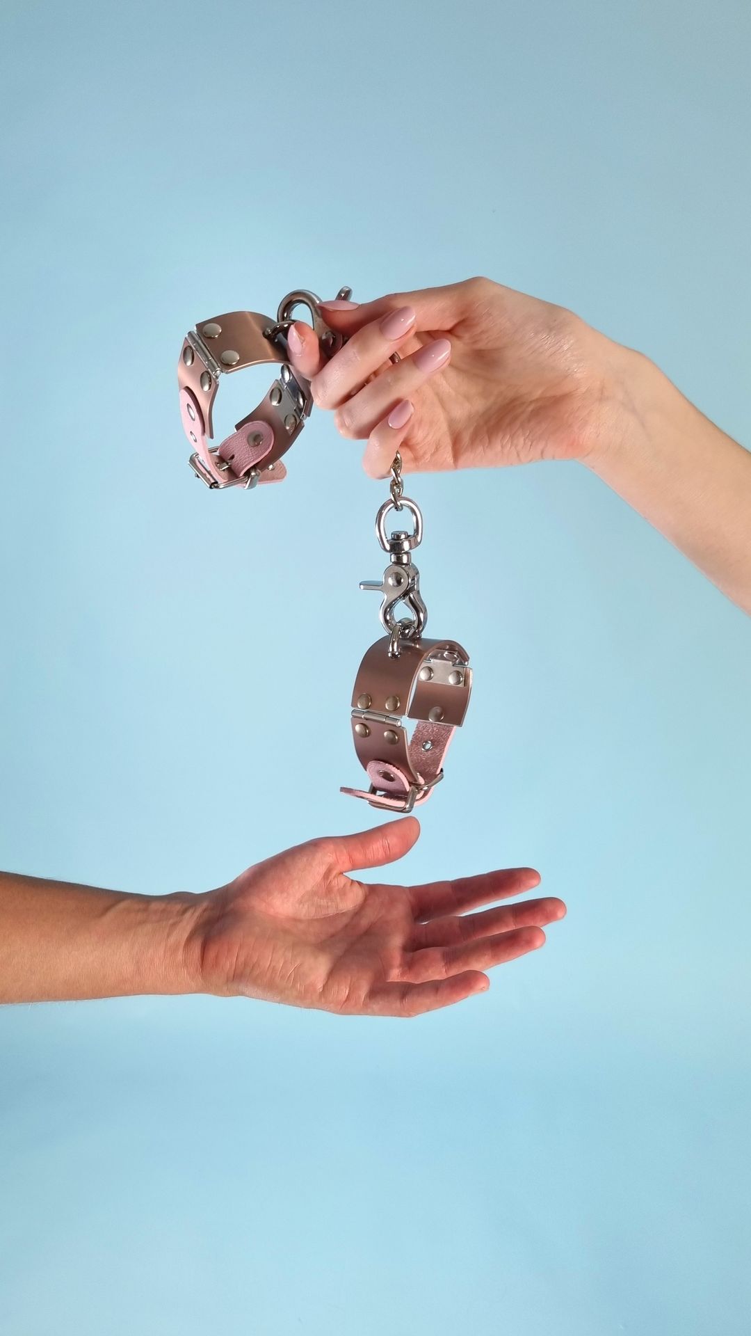 Menottes-rose-poignet