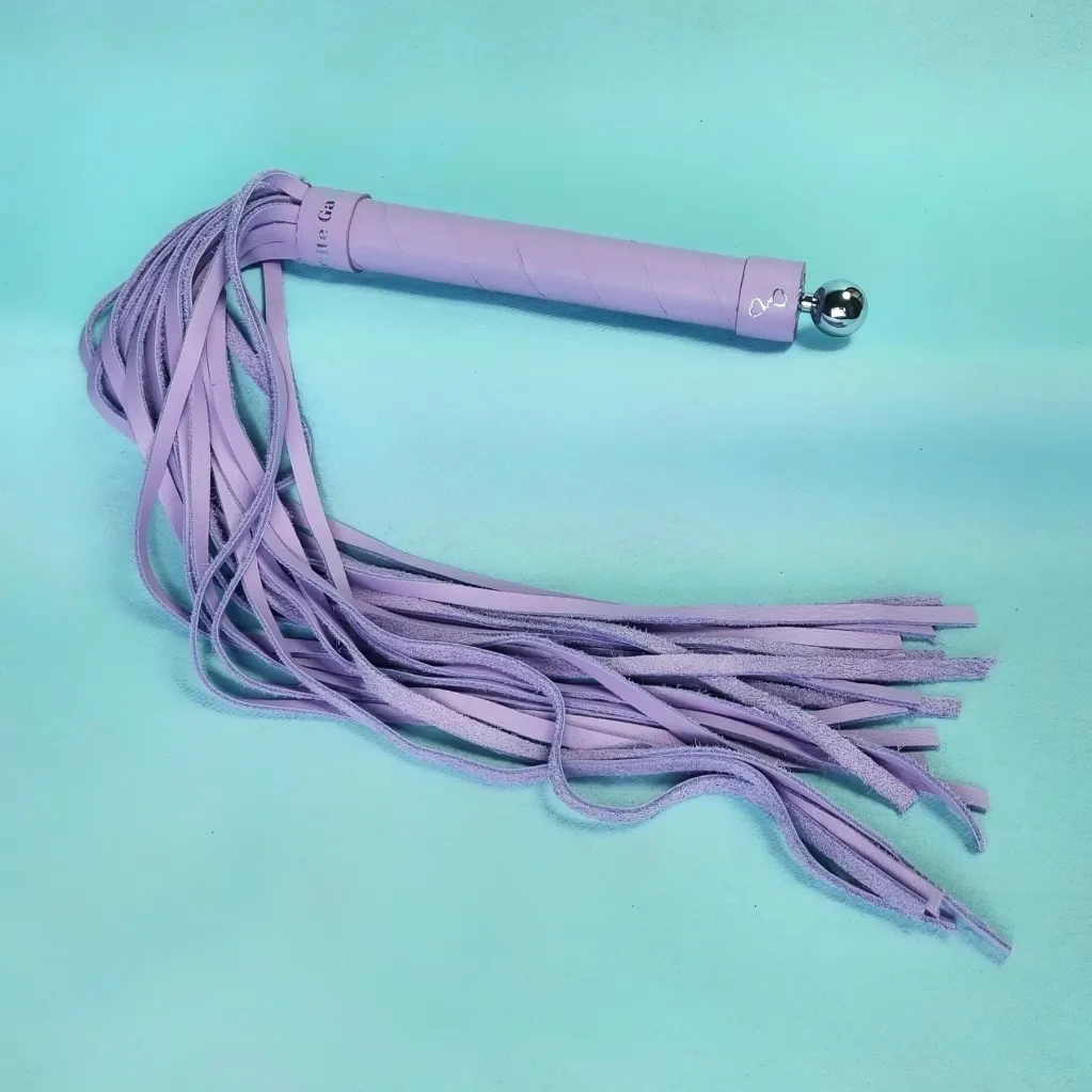 martinet-cuir-violet-gravure-prenom-bdsm.webp