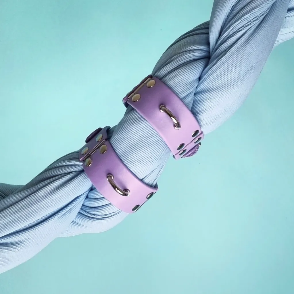 menottes-violettes-cuir-artisanal-fait-main-bdsm.webp